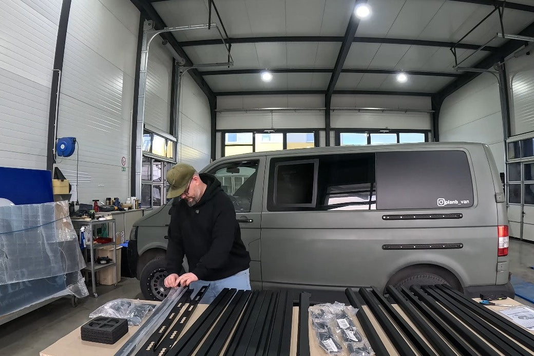 Schwarzes Aluminium-Dachträgersystem Set für Campervan-Nachrüstung.