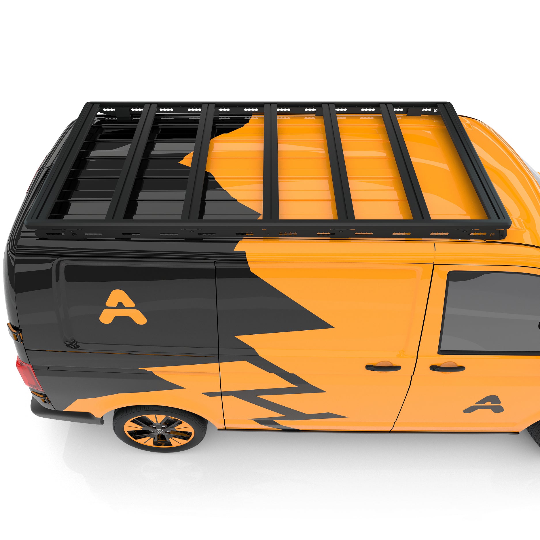 Orangefarbener Transporter mit flachem Airholder‑Dachträger und Windspoiler, Ansicht vorne rechts.