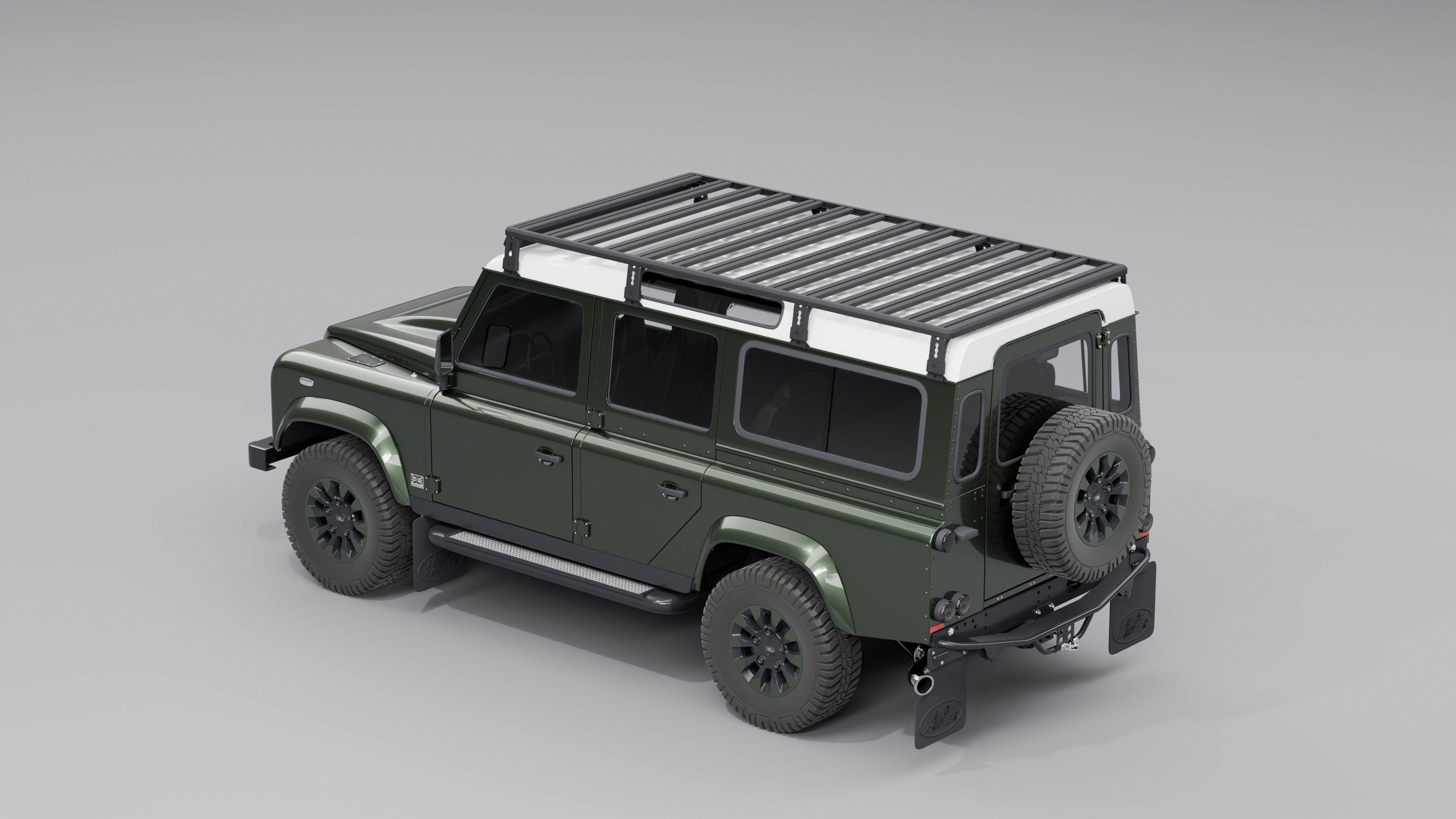 Heck-Seitenansicht eines dunkelgrünen Land Rover Defender 110 mit weißem Dach und einem vollflächigen, schwarzen Expeditions-Dachträger.