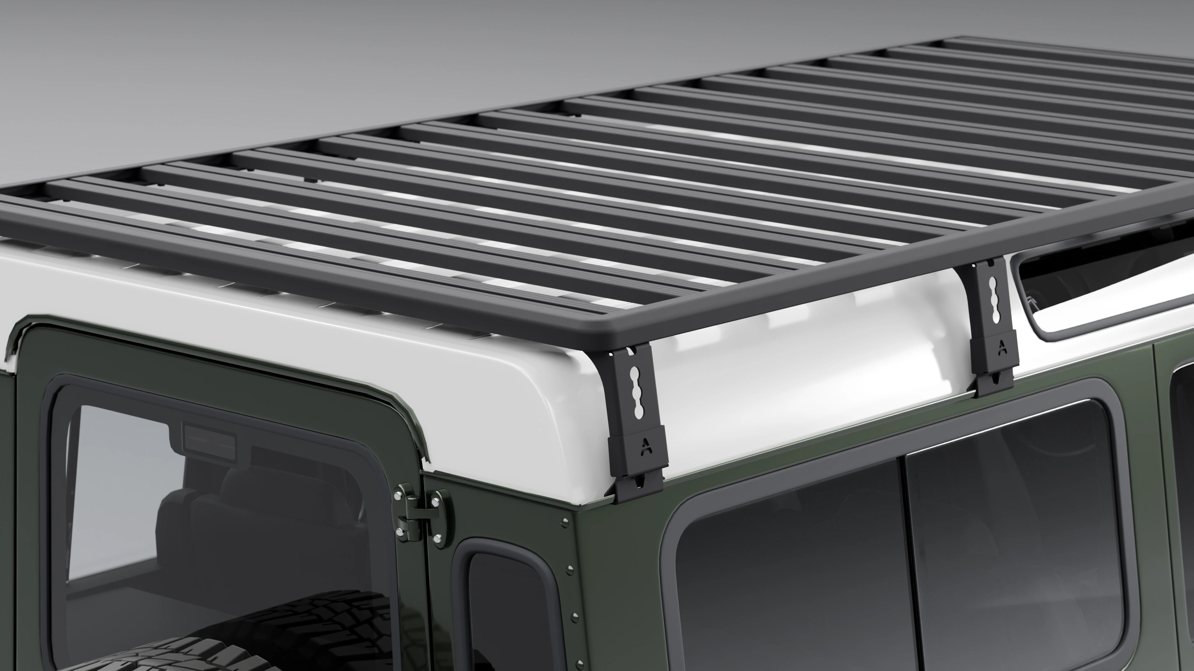 Nahaufnahme der hinteren Dachträger-Füße auf dem weißen Dach eines Land Rover Defender, die das flache, modulare Profilsystem zeigen.