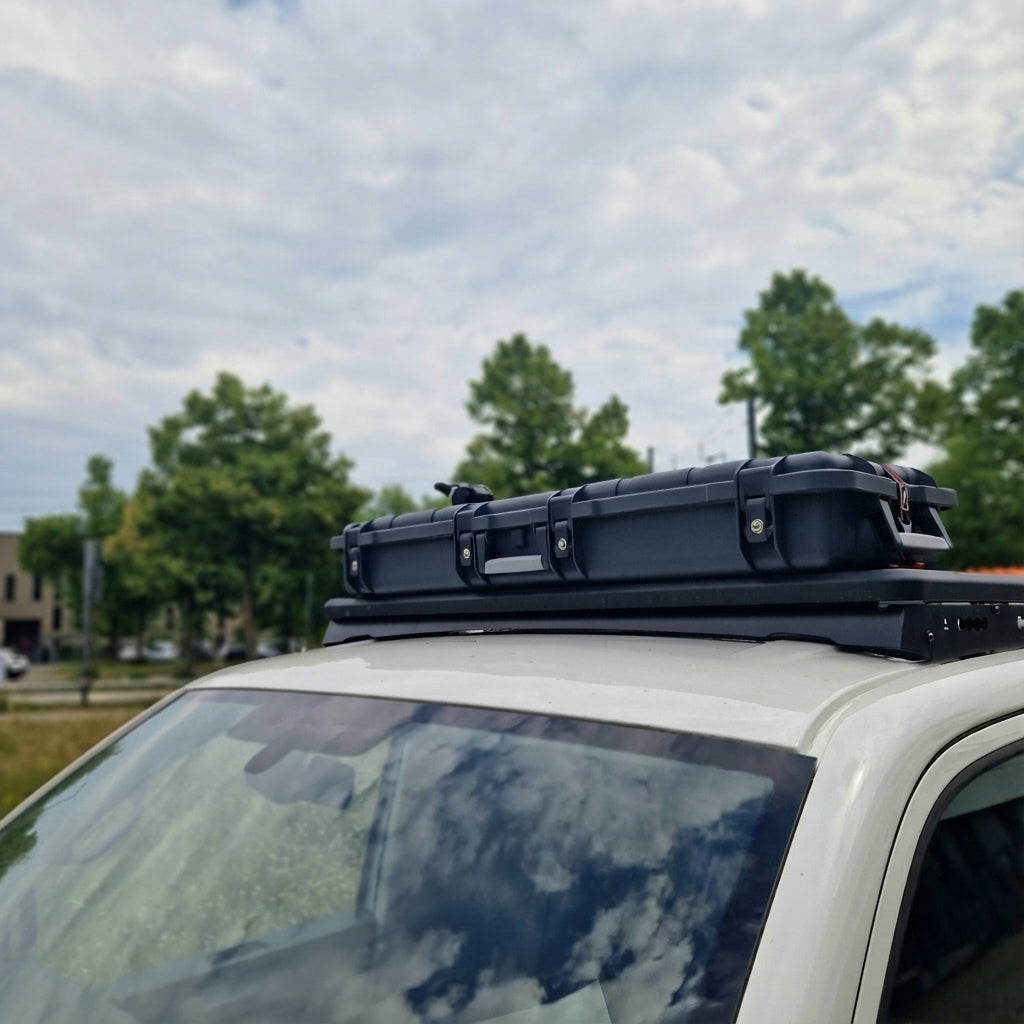 Transporter mit Airholder‑Dachträger, Dreiviertelansicht von vorne links.