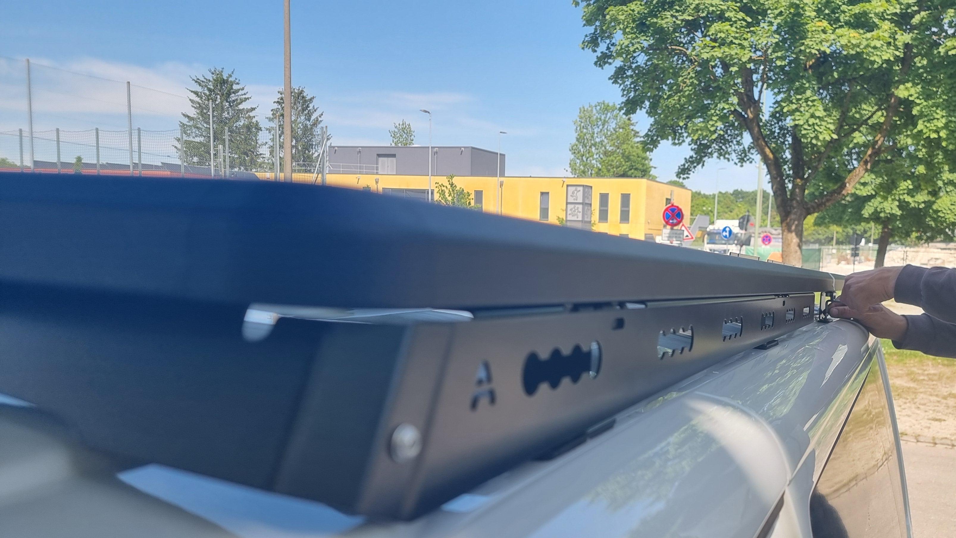 Draufsicht auf den Transporter mit Airholder‑Plattform; Basis und Querträger sichtbar.