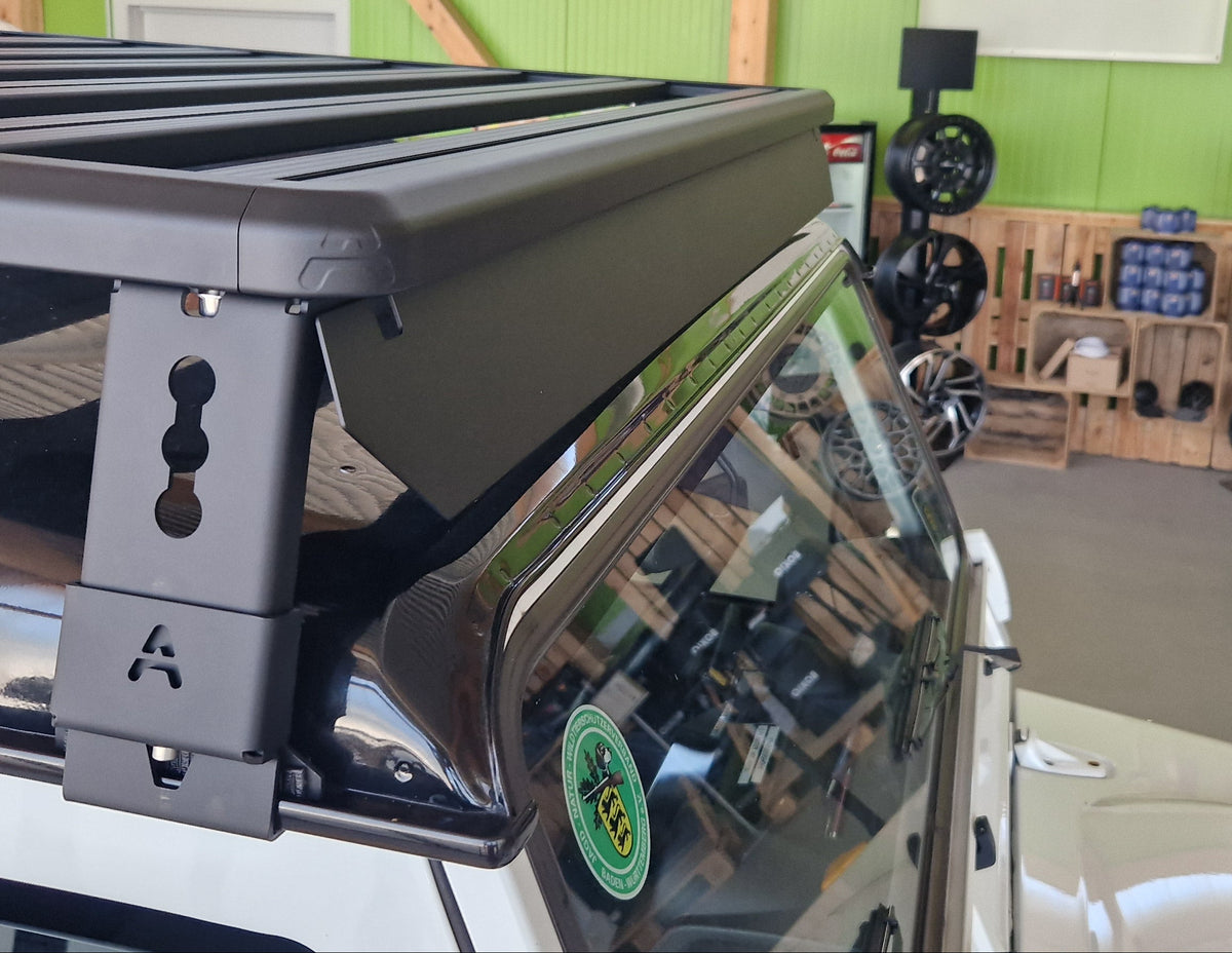 Detailansicht der Airholder Aluminium-Dachträgerfront mit integriertem Windabweiser zur Reduzierung von Windgeräuschen - Defender 110