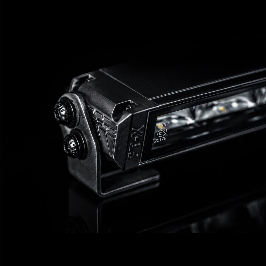 LTPRTZ Flat-X 23 Zoll Lightbar, Detail Gehäuseende mit Edelstahl-Halter