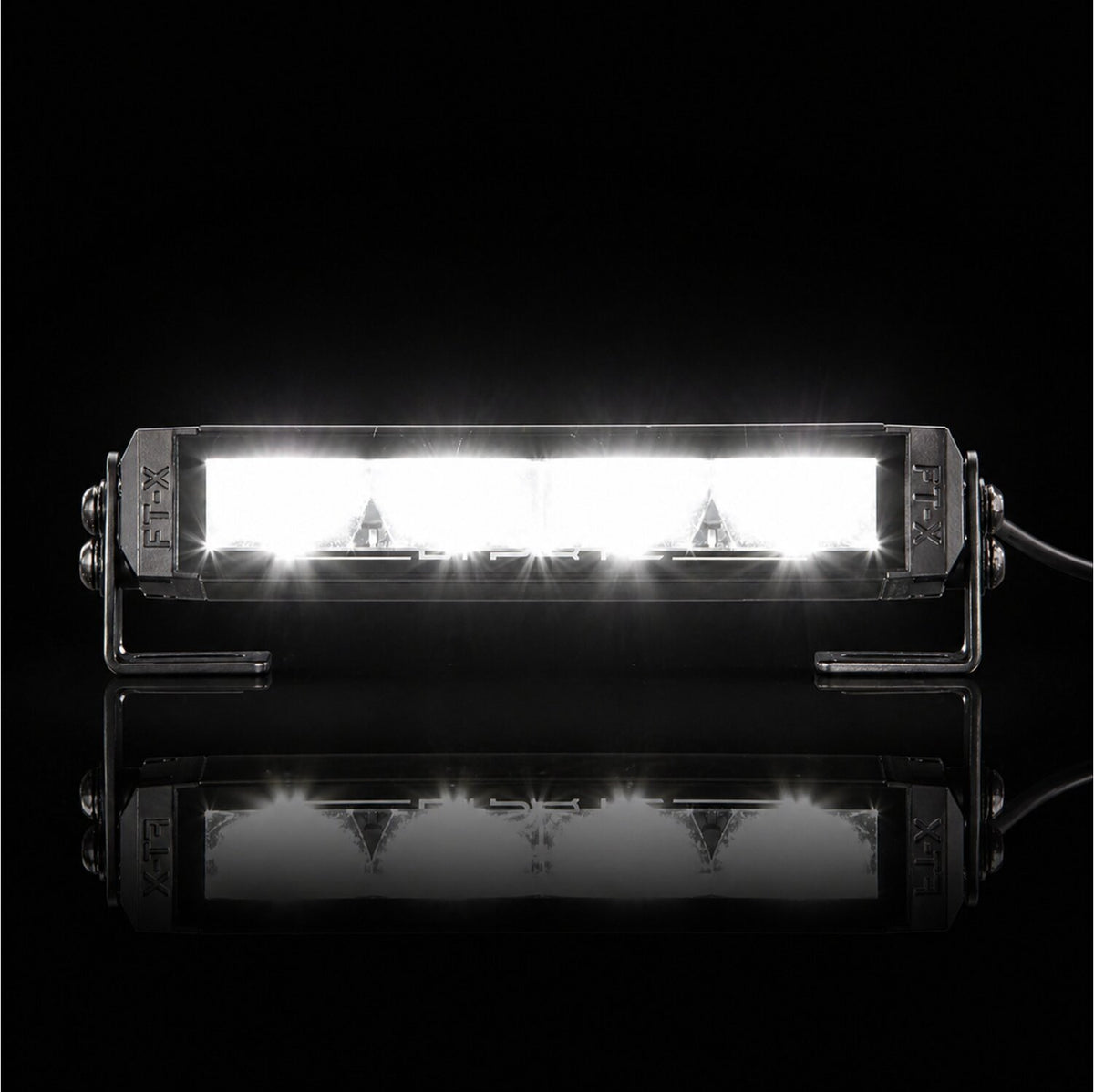 LTPRTZ Flat-X 9 Zoll Lightbar eingeschaltet mit Fernlicht