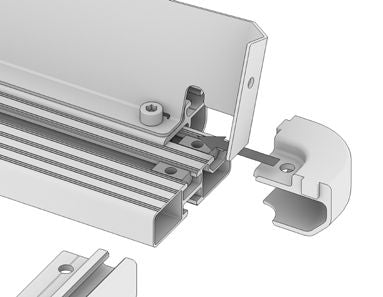 Detailansicht eines Airholder Eckwinkels (Halter/Konsole), der in den Aluminiumprofil-Kanal des Airholder Dachträgers eingeschoben und verschraubt wird. Der Winkel dient als stabile Verbindung und Montagepunkt für Zubehör am Rahmen. Zusätzlich ist ein Windabweiser am Profil montiert und zeigt, wie der Dachträger aerodynamisch ergänzt werden kann.