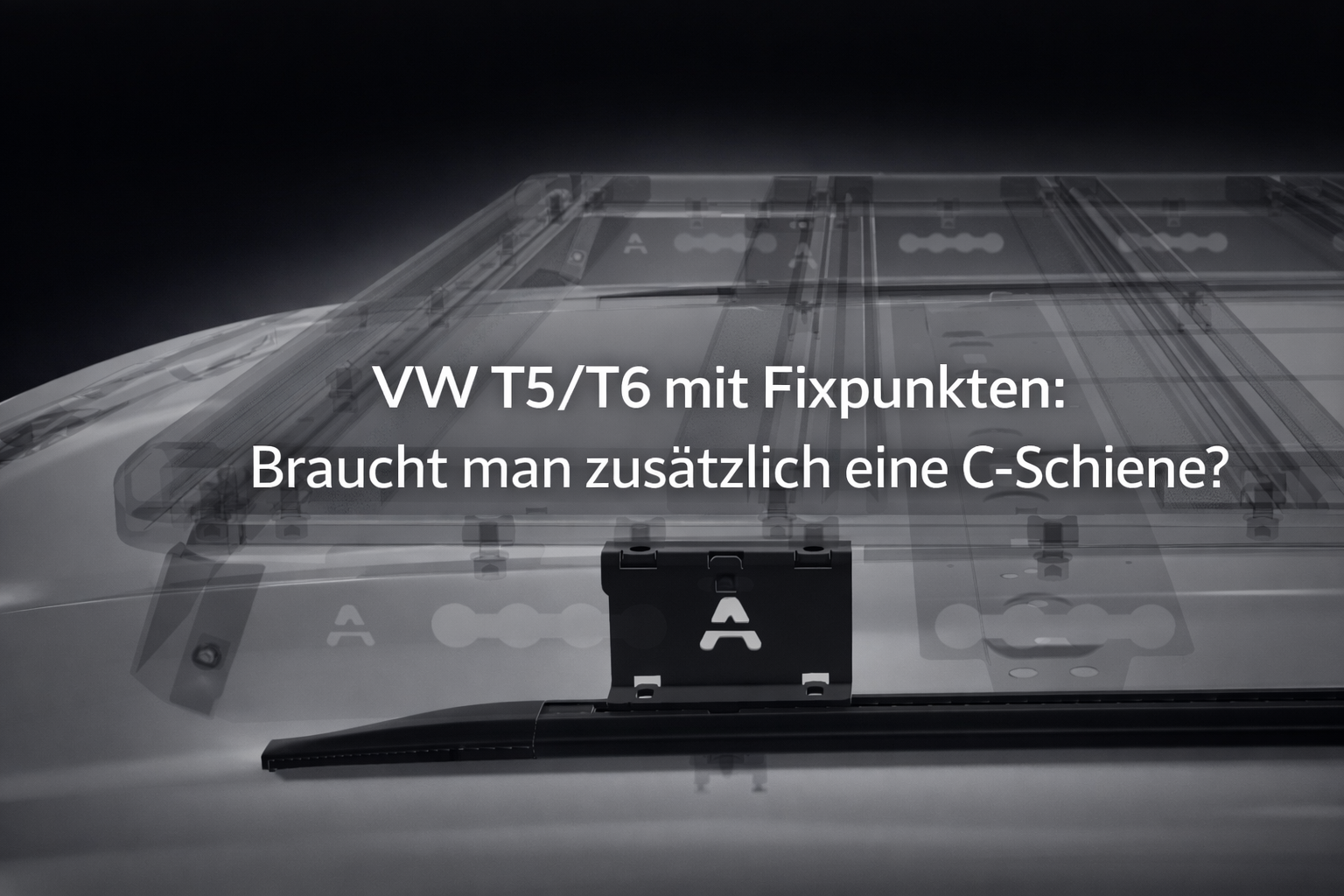 Premium-Grafik eines Airholder Dachträgersystems auf VW T5/T6 mit Fokus auf Fixpunkte und C-Schiene. Im Vordergrund ist ein schwarzer Halter mit Airholder Logo zu sehen, darüber der Text „VW T5/T6 mit Fixpunkten: Braucht man zusätzlich eine C-Schiene?“