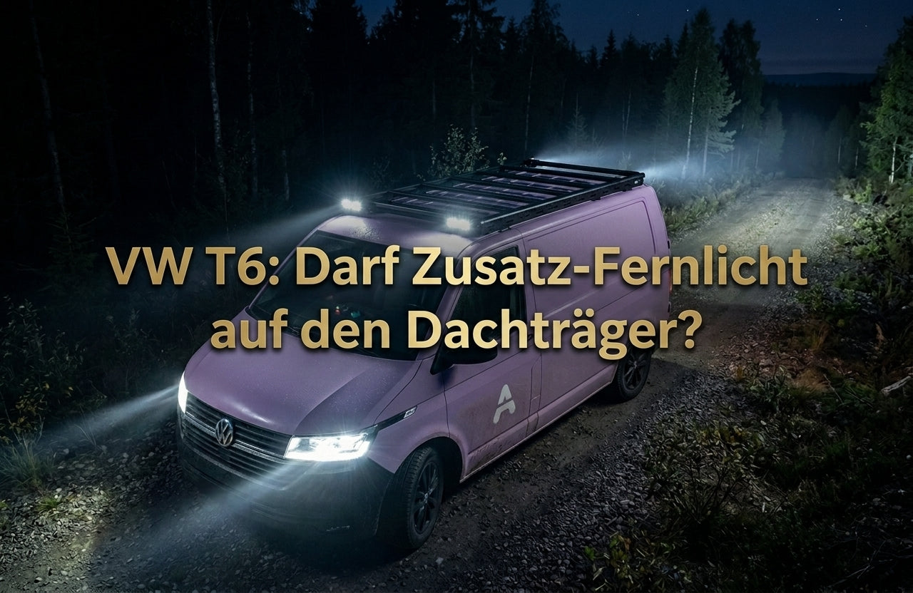 VW T6 Kastenwagen mit Dachträger und zusätzlichem Fernlicht auf einer dunklen Waldstraße bei Nacht, mit eingeblendeter Überschrift zur Frage nach Zusatz-Fernlicht auf dem Dachträger.