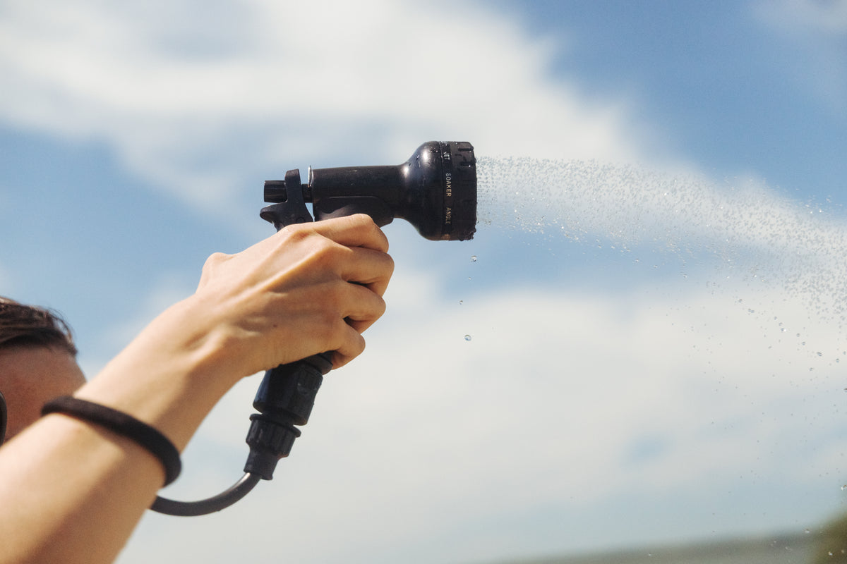 Duschkopf des VICKYWOOD EVOTANK mit Wasserstrahl in der Hand