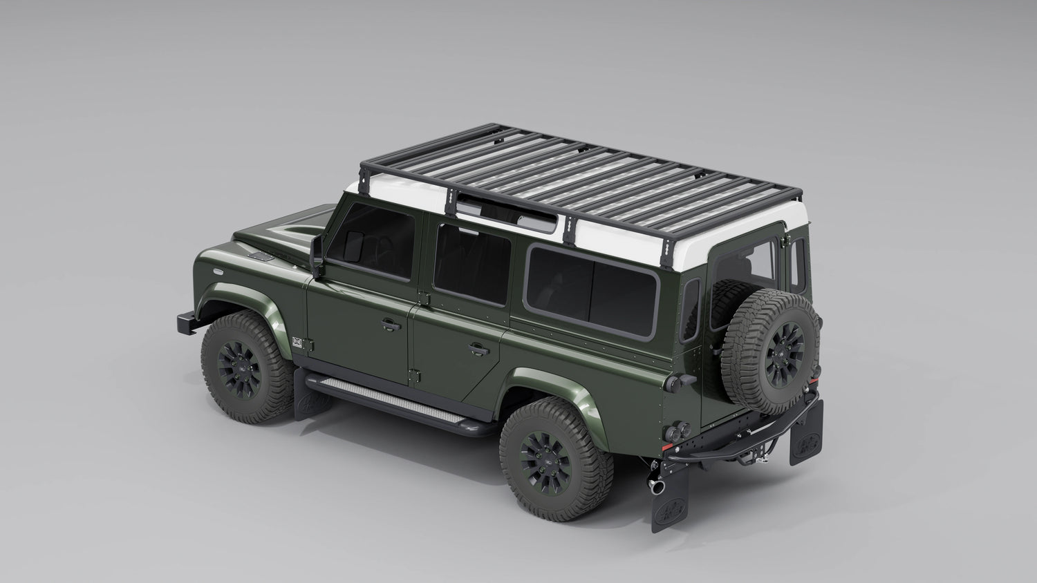 Heck-Seitenansicht eines dunkelgrünen Land Rover Defender 110 mit weißem Dach und einem vollflächigen, schwarzen Expeditions-Dachträger.