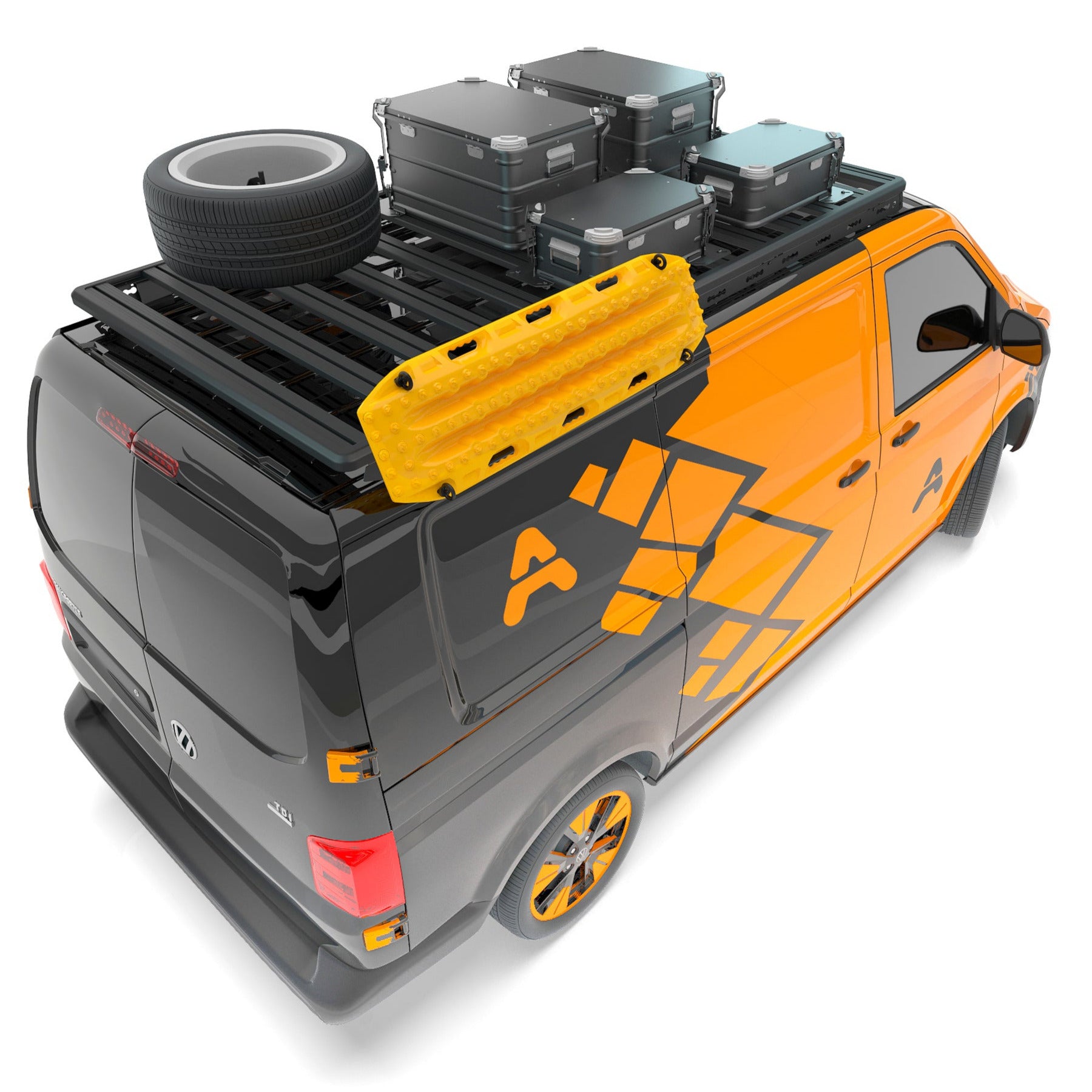 3D-Rendering eines VW T6 in Orange-Schwarz mit Airholder Dachträger; auf dem Träger liegen Transportkisten und ein Reserverad, seitlich sind gelbe Maxtrax-Traktionsboards befestigt.