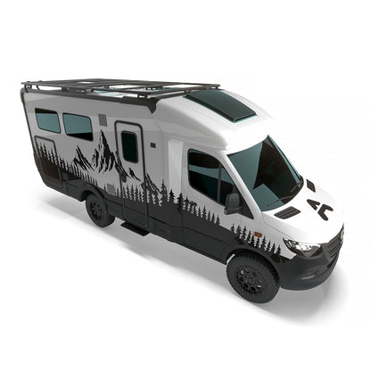 Geländegängiger Camper auf Basis Mercedes-Benz Sprinter (4x4-Look) mit Airholder Dachplattform – große Nutzfläche für Boxen, Solarpanel und Overlanding-Zubehör.