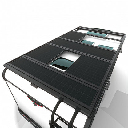 Airholder Dachträger/Dachplattform mit großflächig montierten Solarmodulen auf einem Camper – maximale Solarfläche trotz Dachfenstern, ideal für autarkes Vanlife.