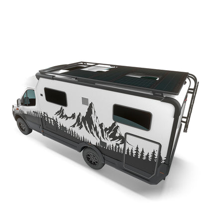 Geländetauglicher Camper auf Basis Mercedes-Benz Sprinter mit Airholder Dachträger/Dachplattform, großflächigen Solarmodulen und Heckleiter – ideal für autarkes Vanlife und Overlanding.