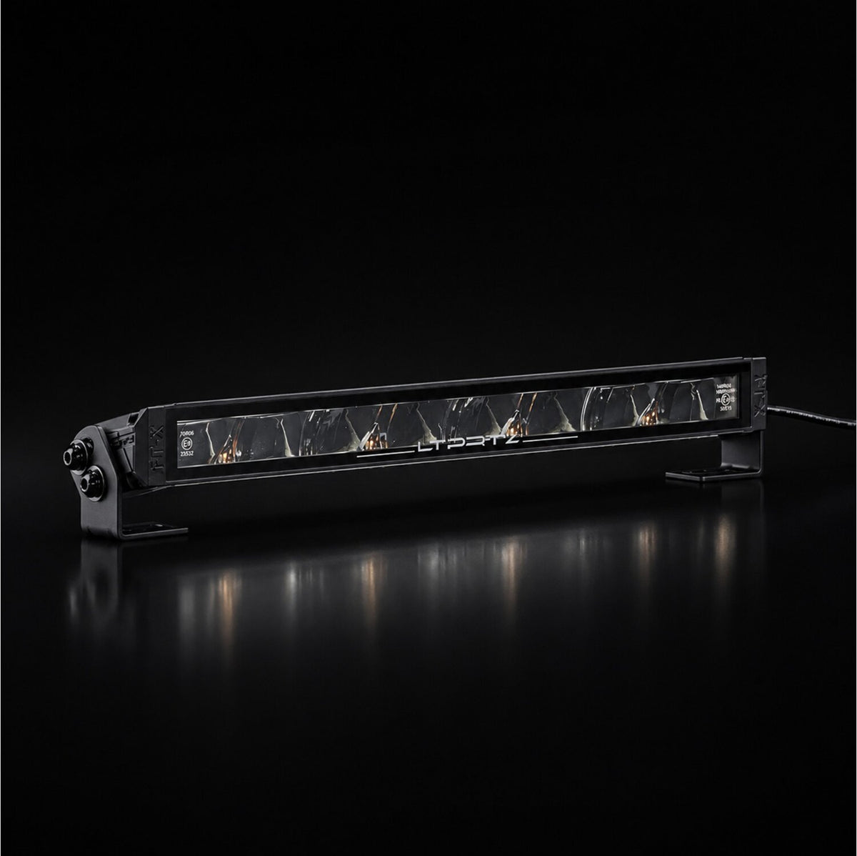 LTPRTZ Flat-X 16 Zoll Fernscheinwerfer Lightbar mit E-Zulassung, Schrägansicht