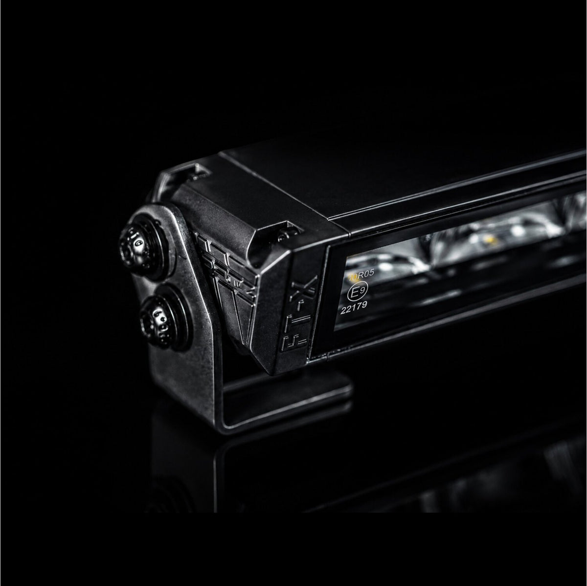 LTPRTZ Flat-X 23 Zoll Lightbar, Detail Gehäuseende mit Edelstahl-Halter