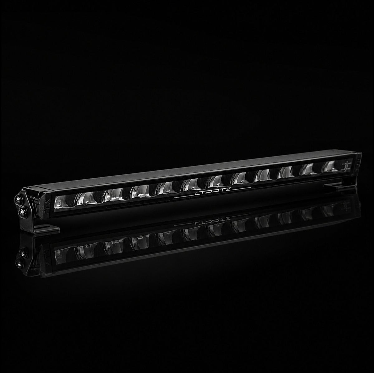 LTPRTZ Flat-X 23 Zoll 2-in-1 Fernscheinwerfer Lightbar mit E-Zulassung, Schrägansicht