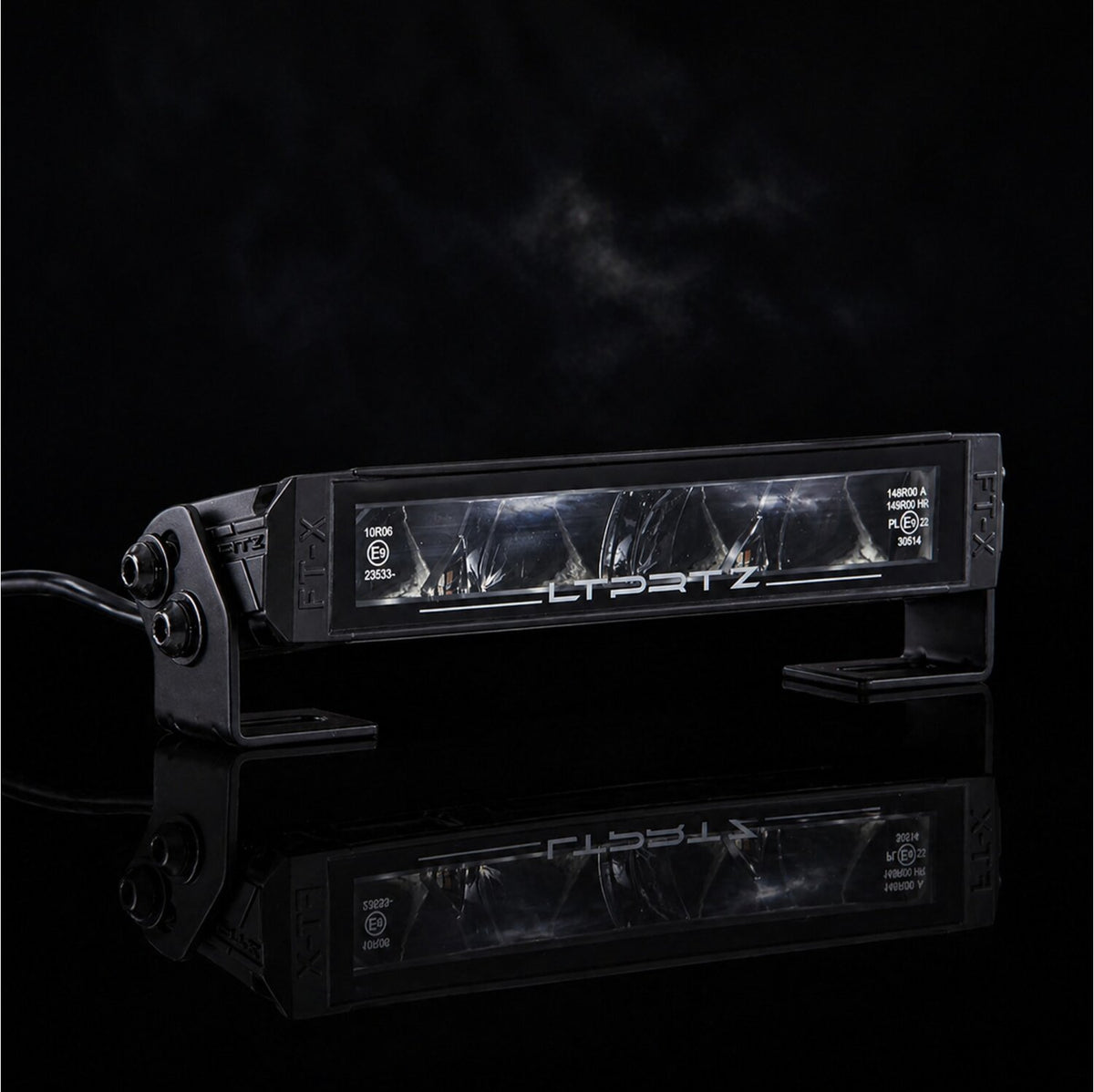 LTPRTZ Flat-X 9 Zoll Lightbar schräg von vorn mit Edelstahl-Haltern