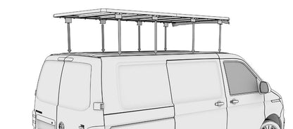Illustration: VW‑Transporter mit hochgestellter Dachträger‑Plattform auf Stützen, Montageprozess dargestellt.