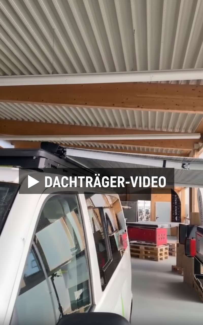 Video mit installiertem AirHolder-Dachträger (VW T6 SWB) auf einem weißen Fahrzeug, oben mit montierten Fiamma-Markisen. Aufgenommen in Stuttgart.
