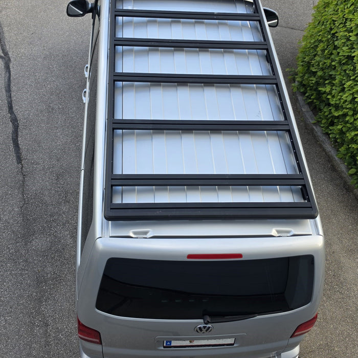 Draufsicht auf den modularen Airholder Dachträger mit sieben Querprofilen auf einem VW T5.