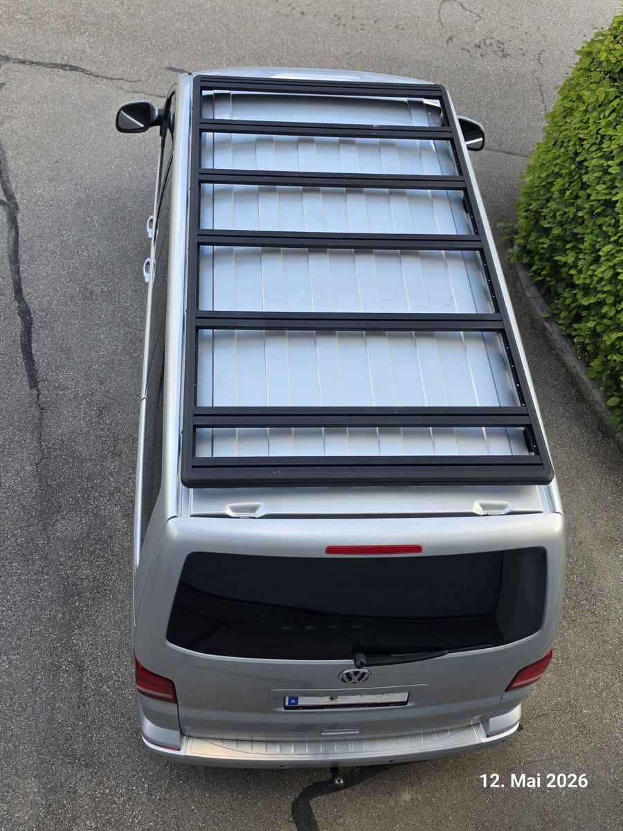 Draufsicht auf den modularen Airholder Dachträger mit sieben Querprofilen auf einem VW T5.